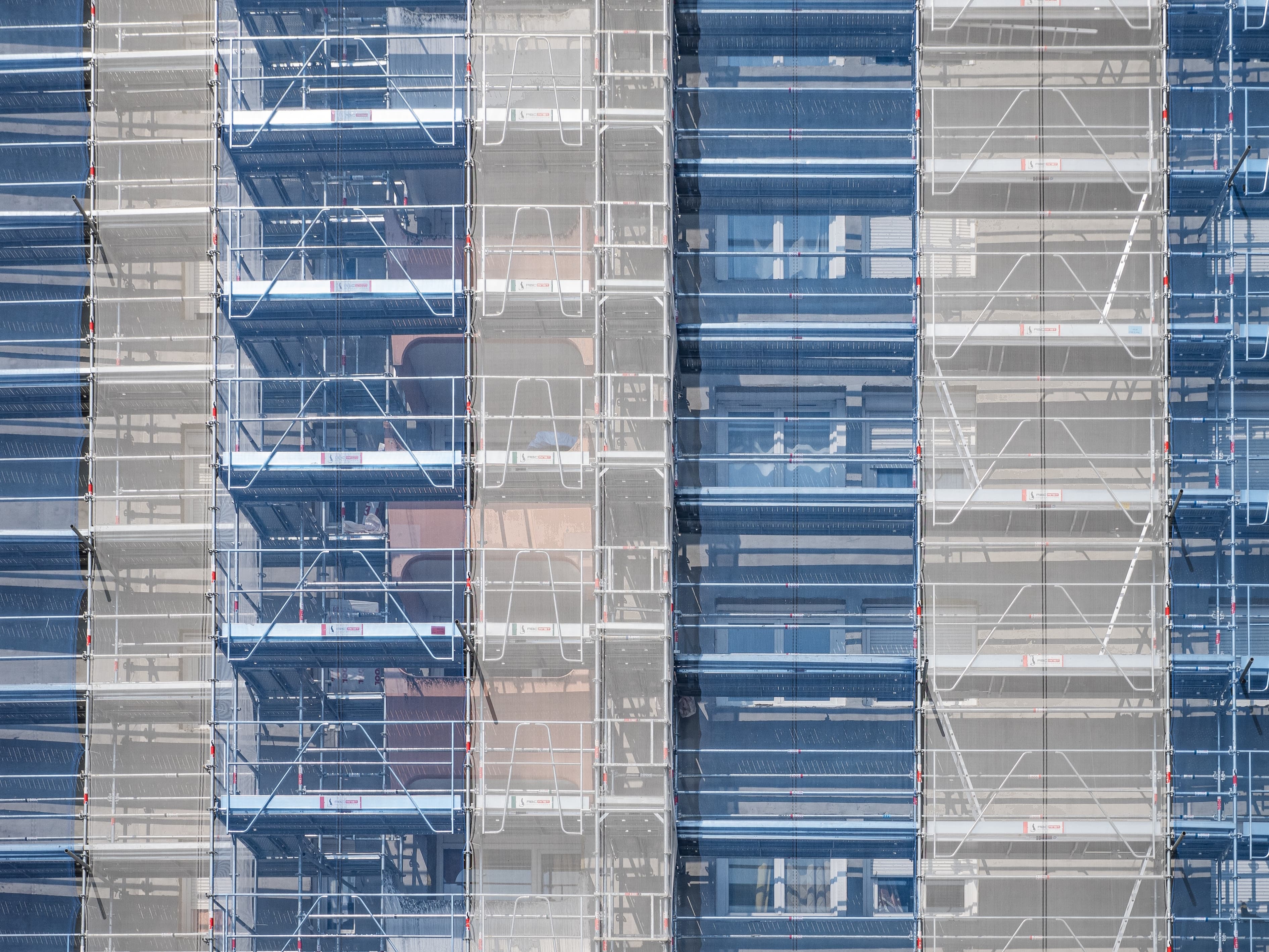 Échafaudage de façade sur un chantier urbain